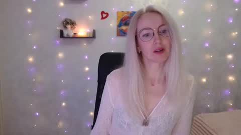 Snapshot of luckcristal chatting on April 14, 4:35 pm Arina online show from April 14, 4:35 pm