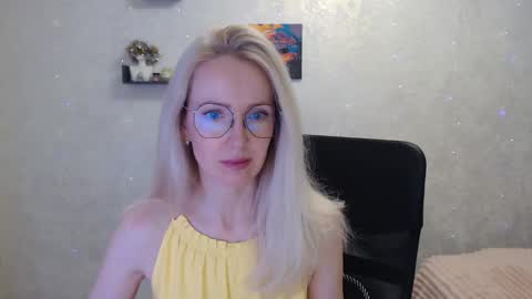 Snapshot of luckcristal chatting on May 21, 6:04 pm Arina online show from May 21, 6:04 pm