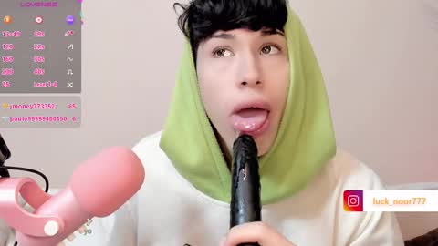 Snapshot of lucke_noor chatting on March 6, 9:42 pm Noor online show from March 6, 9:42 pm