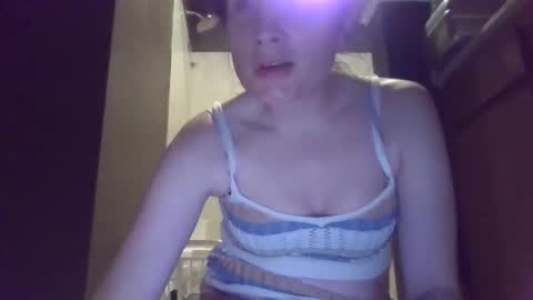 Snapshot of luckmoneylove1012 chatting on December 16, 7:00 pm prettybaby1012 online show from December 16, 7:00 pm