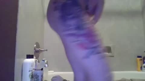 Snapshot of luckmoneylove1012 chatting on January 6, 9:54 pm prettybaby1012 online show from January 6, 9:54 pm