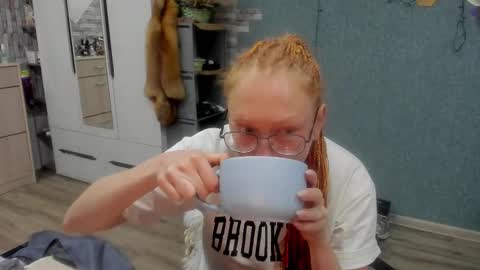 lucky_licky20 online show from December 14, 1:33 am