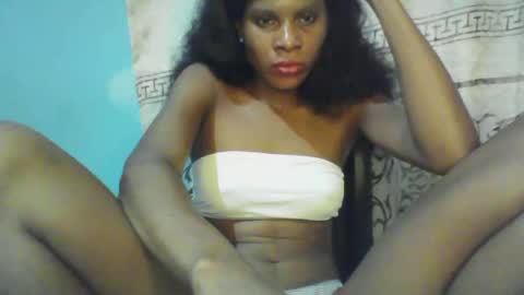 Snapshot of luckymadequeen chatting on January 16, 3:45 am Gloria online show from January 16, 3:45 am