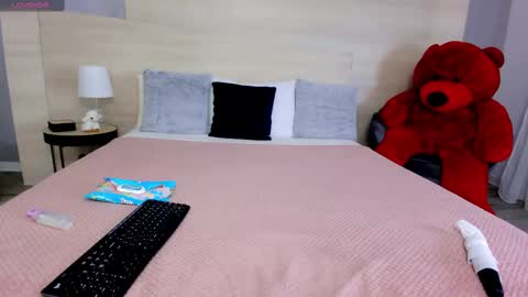 Mia online show from March 5, 8:00 pm