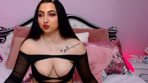Snapshot of luckyymia chatting on May 25, 5:52 pm Mia online show from May 25, 5:52 pm