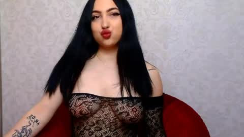 Snapshot of luckyymia chatting on May 29, 5:33 pm Mia online show from May 29, 5:33 pm