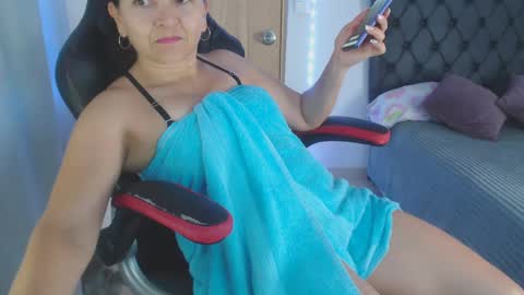 Snapshot of lucy_chanell chatting on December 6, 7:10 am lucy online show from December 6, 7:10 am