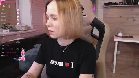 Snapshot of lucy_mirror chatting on October 13, 9:26 pm Lucy online show from October 13, 9:26 pm