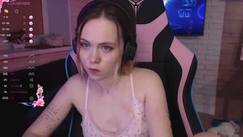 Snapshot of lucy_mirror chatting on November 5, 9:04 pm Lucy online show from November 5, 9:04 pm