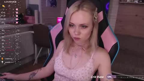 Snapshot of lucy_mirror chatting on August 4, 8:33 pm Lucy online show from August 4, 8:33 pm