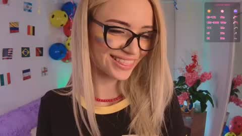 Snapshot of lucy_priincess chatting on July 4, 1:01 am lucy online show from July 4, 1:01 am