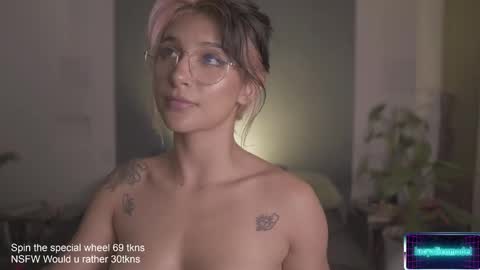 Snapshot of lucyallenx chatting on February 25, 1:52 am Lucy Alien online show from February 25, 1:52 am