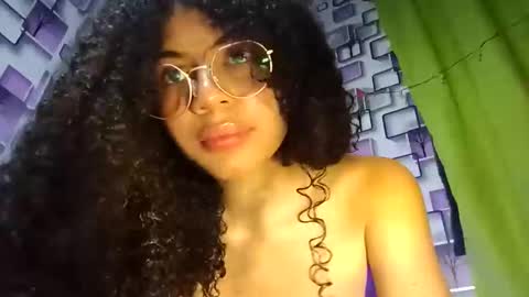 Snapshot of lucybellea chatting on December 22, 12:40 am Lucia online show from December 22, 12:40 am