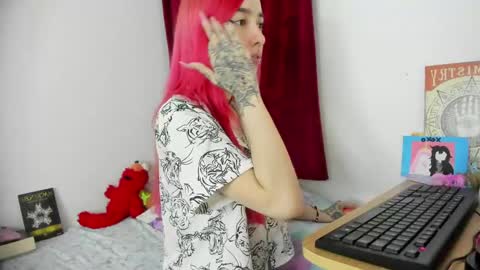 Snapshot of lucyblood chatting on May 16, 2:19 am lucyblood online show from May 16, 2:19 am