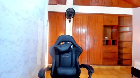 Snapshot of lucyskinny chatting on February 17, 6:58 pm LUCY online show from February 17, 6:58 pm