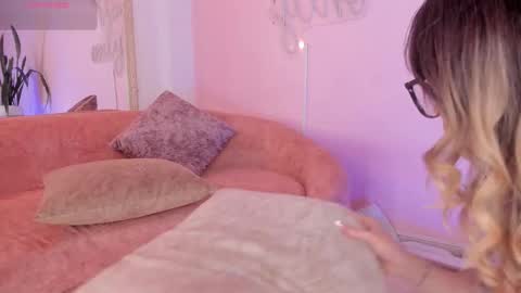 Lucy online show from November 28, 4:48 am