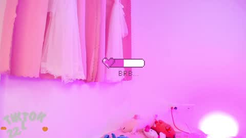 Snapshot of lucyy_peach chatting on December 18, 7:15 am LUCYY FROM HOME  online show from December 18, 7:15 am