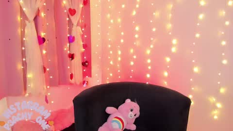 Snapshot of lucyy_peach chatting on February 25, 4:57 am LUCYY FROM HOME  online show from February 25, 4:57 am