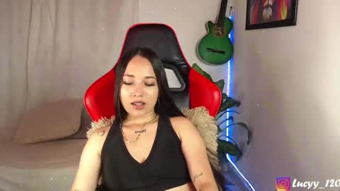 Snapshot of lucyy_rose chatting on January 13, 5:33 pm o online show from January 13, 5:33 pm