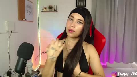 Snapshot of lucyy_rose chatting on February 11, 3:51 pm o online show from February 11, 3:51 pm