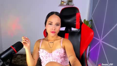 Snapshot of lucyy_rose chatting on November 21, 11:25 pm o online show from November 21, 11:25 pm