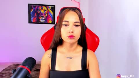 Snapshot of lucyy_rose chatting on March 3, 1:45 am o online show from March 3, 1:45 am