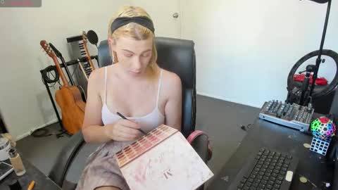 Snapshot of lucyylux chatting on October 6, 9:34 pm lucyylux online show from October 6, 9:34 pm
