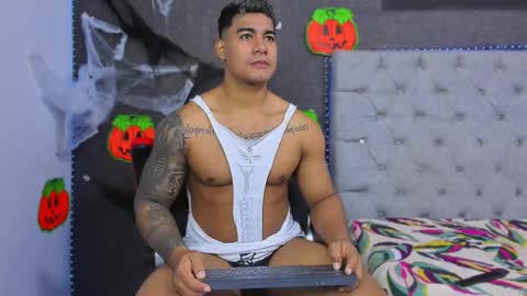 Luigi Independent model online show from October 15, 10:15 am