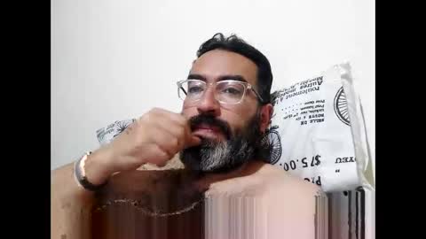 Snapshot of luis2988z chatting on December 17, 2:01 am Hairyman online show from December 17, 2:01 am