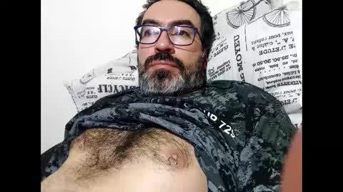 Snapshot of luis2988z chatting on October 3, 3:14 am Hairyman online show from October 3, 3:14 am
