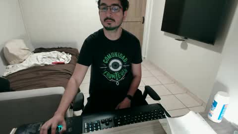 Snapshot of luis_flr chatting on March 10, 3:30 pm luis_flr online show from March 10, 3:30 pm