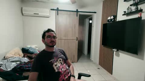 Snapshot of luis_flr chatting on February 1, 3:10 pm luis_flr online show from February 1, 3:10 pm