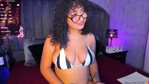 Snapshot of luisa_cameron chatting on November 12, 9:36 pm online show from November 12, 9:36 pm