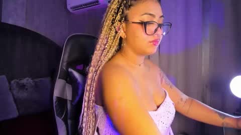 Snapshot of luisa_cameron chatting on March 5, 11:01 pm online show from March 5, 11:01 pm