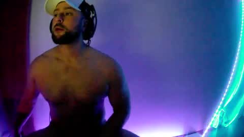 Snapshot of luk_me chatting on December 5, 11:29 pm luk_me online show from December 5, 11:29 pm