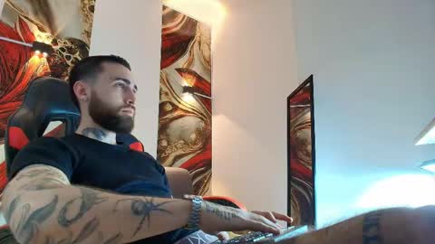 Snapshot of luke_davis01 chatting on June 5, 1:06 pm LUKE online show from June 5, 1:06 pm