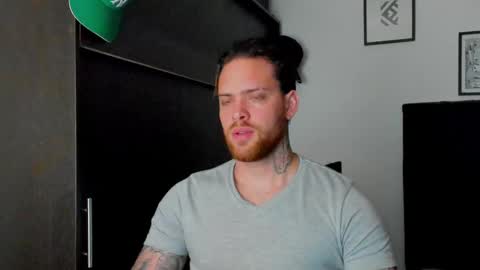 Snapshot of lukeglanton17 chatting on February 25, 10:58 am Luke online show from February 25, 10:58 am