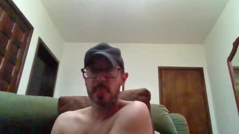 Snapshot of lukz88bigcock chatting on December 5, 12:30 am Luke online show from December 5, 12:30 am