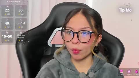 luluuberry online show from December 14, 2:11 pm