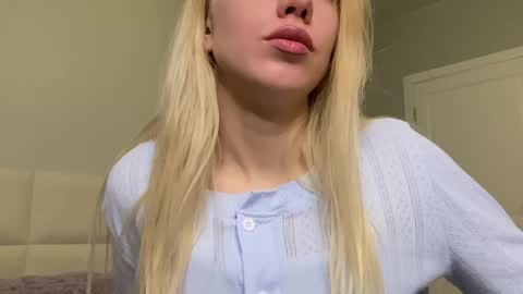 Snapshot of lumineess chatting on April 14, 7:31 pm Catherine online show from April 14, 7:31 pm