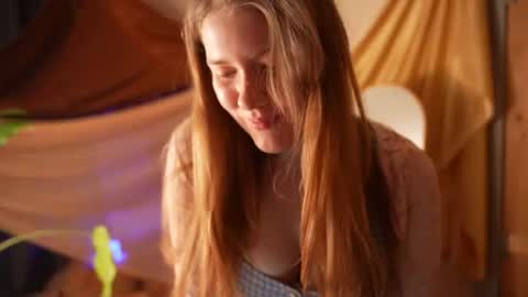 Snapshot of luminous_siren chatting on June 9, 2:17 pm Hannah online show from June 9, 2:17 pm