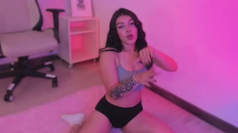 lummii_ online show from February 8, 3:26 pm