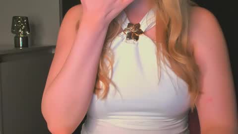 Snapshot of luna1vibe chatting on May 6, 11:10 pm luna1vibe online show from May 6, 11:10 pm
