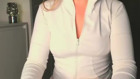 Snapshot of luna1vibe chatting on June 30, 6:03 am luna1vibe online show from June 30, 6:03 am