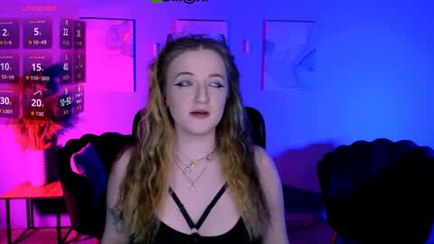 luna_berryy online show from April 7, 7:25 pm