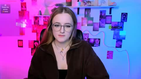 luna_berryy online show from April 14, 8:48 pm