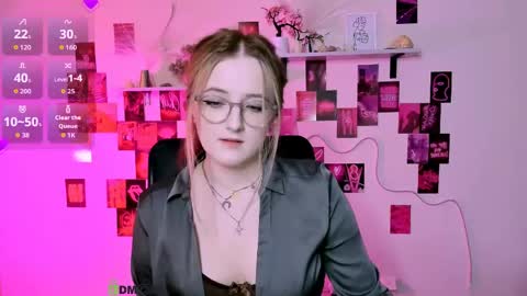 luna_berryy online show from May 6, 8:25 pm