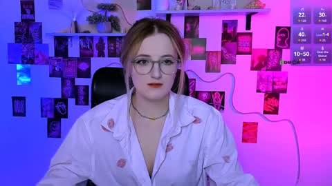 luna_berryy online show from June 3, 7:08 pm