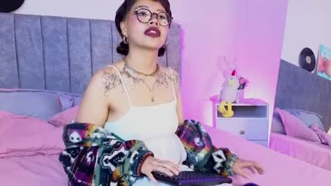 luna_blooms online show from April 18, 2:21 pm