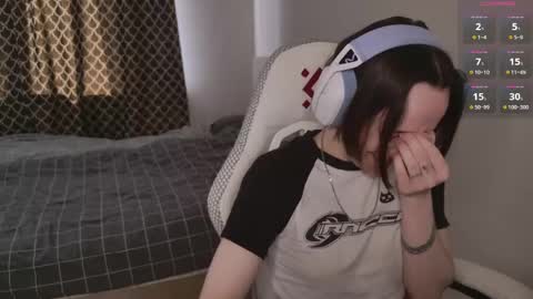 luna_loveeee online show from April 13, 5:13 am